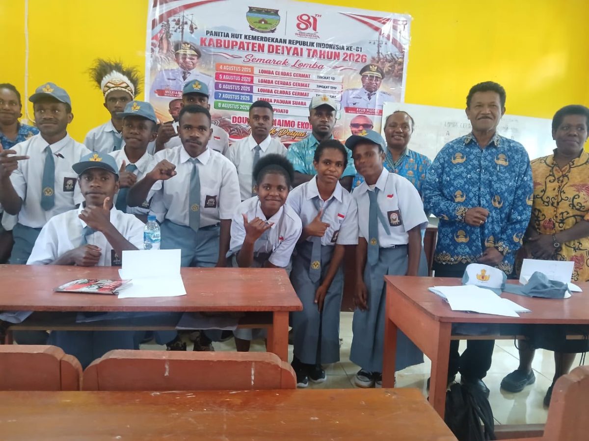 Peserta Lomba Cerdas Cermat tingkat SMA/SMK mengikuti perlombaan dalam rangka HUT ke-81 Kemerdekaan Republik Indonesia di Kantor Dinas Pendidikan Kabupaten Deiyai, Kamis (6/8/2026). SMAK Aweidabi berhasil meraih Juara I dalam ajang tersebut.