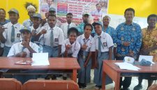 Peserta Lomba Cerdas Cermat tingkat SMA/SMK mengikuti perlombaan dalam rangka HUT ke-81 Kemerdekaan Republik Indonesia di Kantor Dinas Pendidikan Kabupaten Deiyai, Kamis (6/8/2026). SMAK Aweidabi berhasil meraih Juara I dalam ajang tersebut.