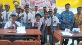 Peserta Lomba Cerdas Cermat tingkat SMA/SMK mengikuti perlombaan dalam rangka HUT ke-81 Kemerdekaan Republik Indonesia di Kantor Dinas Pendidikan Kabupaten Deiyai, Kamis (6/8/2026). SMAK Aweidabi berhasil meraih Juara I dalam ajang tersebut.