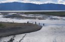 Muara Kali Oneibo di Kabupaten Deiyai dipadati masyarakat yang memanfaatkan sumber air selama musim kemarau. Warga diimbau menjaga kebersihan lingkungan dan tidak membuang sampah sembarangan agar aliran air tetap lancar dan kawasan tetap bersih.