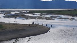 Muara Kali Oneibo di Kabupaten Deiyai dipadati masyarakat yang memanfaatkan sumber air selama musim kemarau. Warga diimbau menjaga kebersihan lingkungan dan tidak membuang sampah sembarangan agar aliran air tetap lancar dan kawasan tetap bersih.