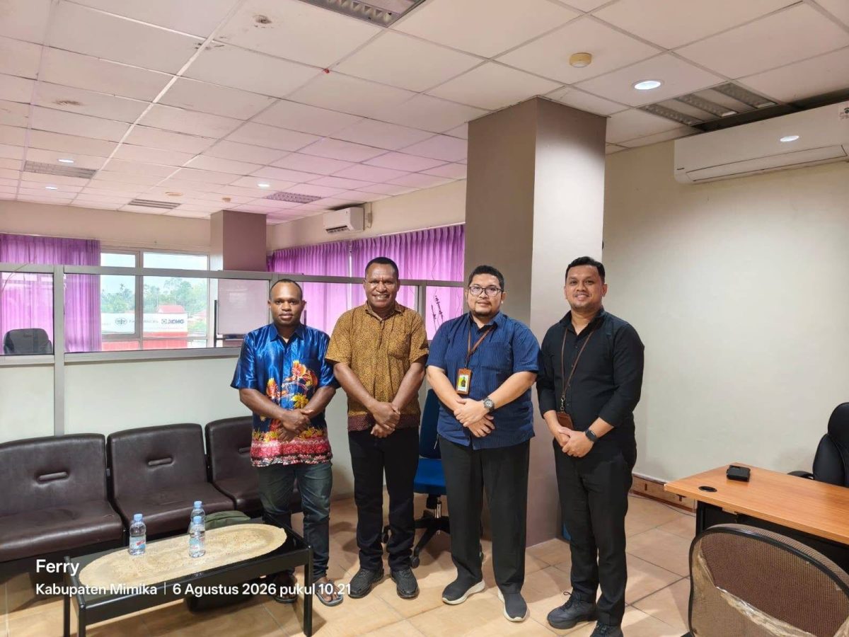 Kepala DPMK Kabupaten Deiyai, Dr. Ferdinant Pakage, M.M., M.AP., di dampingi staff saat melakukan koordinasi dengan KPP Pratama Timika, Kamis (6/8/2026),