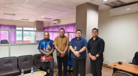 Kepala DPMK Kabupaten Deiyai, Dr. Ferdinant Pakage, M.M., M.AP., di dampingi staff saat melakukan koordinasi dengan KPP Pratama Timika, Kamis (6/8/2026),