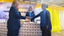 Petornela Giyai resmi dilantik sebagai Ketua WKRI Paroki Segala Orang Kudus Diyai masa bakti 2026–2030 oleh Ketua DPD WKRI Keuskupan Timika, Irene Kipimbob Adii, usai Konferensi Cabang yang berlangsung di Aula Paroki Segala Orang Kudus Diyai, Distrik Tigi Barat, Kabupaten Deiyai, Selasa (4/8/2026).