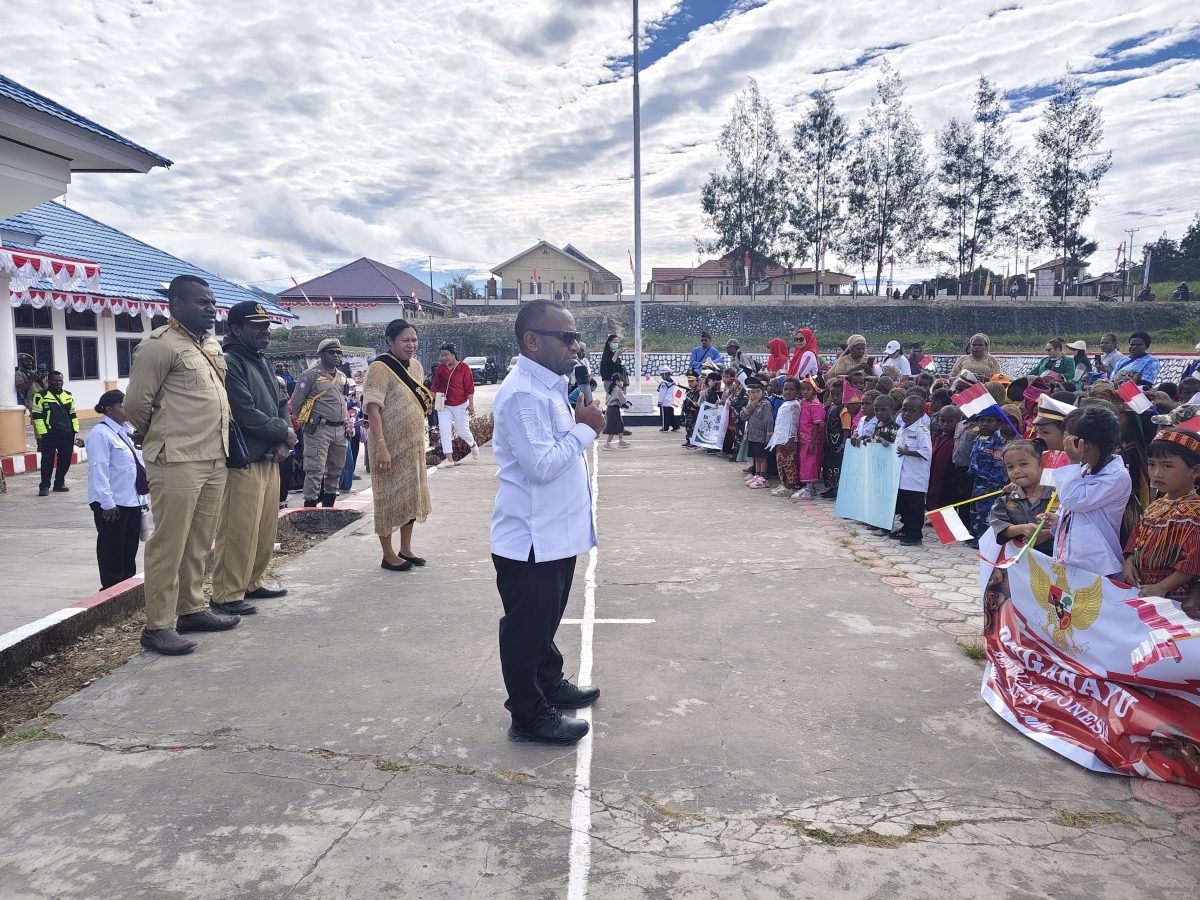 Bupati Deiyai didampingi Kepala bidang TK/PAUD, Ketua Bunda PAUD Kabupaten Deiyai, Ajudan saat menyampaikan sambutan dihadapkan anak-anak dan buda-bunda pendamping, Rabu, 12/8/2026.