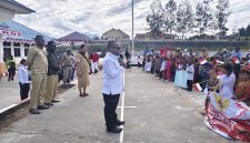 Bupati Deiyai didampingi Kepala bidang TK/PAUD, Ketua Bunda PAUD Kabupaten Deiyai, Ajudan saat menyampaikan sambutan dihadapkan anak-anak dan buda-bunda pendamping, Rabu, 12/8/2026. 