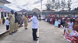 Bupati Deiyai didampingi Kepala bidang TK/PAUD, Ketua Bunda PAUD Kabupaten Deiyai, Ajudan saat menyampaikan sambutan dihadapkan anak-anak dan buda-bunda pendamping, Rabu, 12/8/2026. 