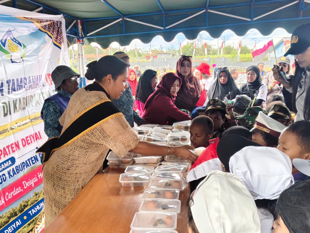 Anak-anak PAUD Kabupaten Deiyai didampingi orang tua menerima makanan tambahan (PMT) yang disiapkan TP PKK bersama Pokja PAUD Kabupaten Deiyai di halaman Kantor Bupati Deiyai, setelah mengikuti pawai dalam rangka memeriahkan HUT ke-81 Kemerdekaan RI.