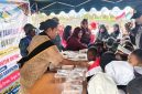 Anak-anak PAUD Kabupaten Deiyai didampingi orang tua menerima makanan tambahan (PMT) yang disiapkan TP PKK bersama Pokja PAUD Kabupaten Deiyai di halaman Kantor Bupati Deiyai, setelah mengikuti pawai dalam rangka memeriahkan HUT ke-81 Kemerdekaan RI.
