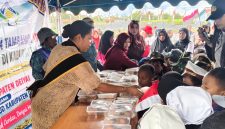 Anak-anak PAUD Kabupaten Deiyai didampingi orang tua menerima makanan tambahan (PMT) yang disiapkan TP PKK bersama Pokja PAUD Kabupaten Deiyai di halaman Kantor Bupati Deiyai, setelah mengikuti pawai dalam rangka memeriahkan HUT ke-81 Kemerdekaan RI.