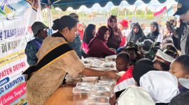 Anak-anak PAUD Kabupaten Deiyai didampingi orang tua menerima makanan tambahan (PMT) yang disiapkan TP PKK bersama Pokja PAUD Kabupaten Deiyai di halaman Kantor Bupati Deiyai, setelah mengikuti pawai dalam rangka memeriahkan HUT ke-81 Kemerdekaan RI.