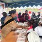 Anak-anak PAUD Kabupaten Deiyai didampingi orang tua menerima makanan tambahan (PMT) yang disiapkan TP PKK bersama Pokja PAUD Kabupaten Deiyai di halaman Kantor Bupati Deiyai, setelah mengikuti pawai dalam rangka memeriahkan HUT ke-81 Kemerdekaan RI.