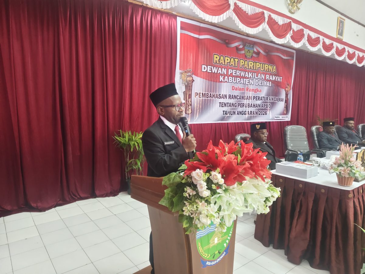 Bupati Deiyai, Melkianus Mote, menyampaikan tanggapan terhadap pandangan umum Fraksi PKB dalam rapat paripurna pembahasan Raperda Perubahan APBD Tahun Anggaran 2026 di Aula Sekretariat DPRK Deiyai, Kamis (13/8/2026).