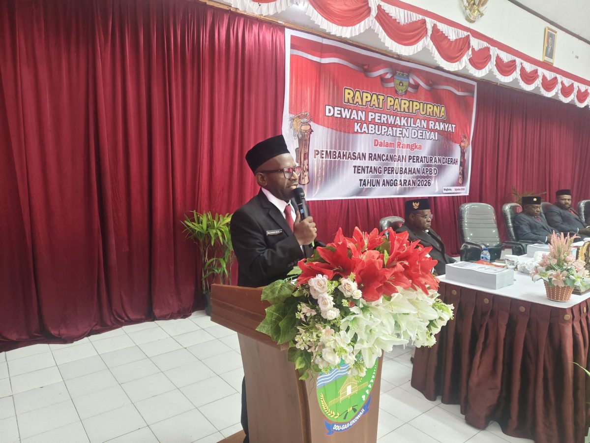 Bupati Deiyai, Melkianus Mote, menyampaikan tanggapan atas pandangan umum fraksi-fraksi DPRD dalam Sidang Paripurna DPRD Kabupaten Deiyai terkait pembahasan Raperda tentang Perubahan APBD Tahun Anggaran 2026 di ruang sidang DPRD Kabupaten Deiyai.