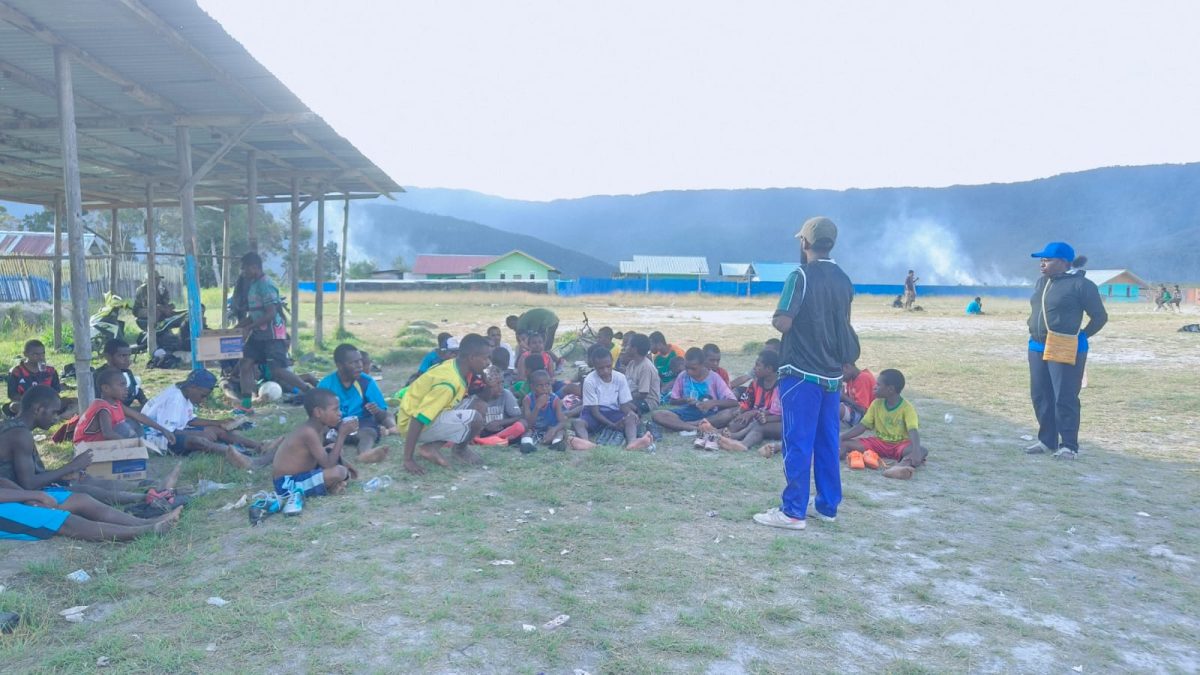 Para siswa SMP YPPK Waghete menjalani latihan sepak bola di Lapangan Timipotu, Deiyai, sebagai bagian dari persiapan menghadapi kompetisi GSI tingkat Provinsi Papua Tengah.