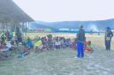 Para siswa SMP YPPK Waghete menjalani latihan sepak bola di Lapangan Timipotu, Deiyai, sebagai bagian dari persiapan menghadapi kompetisi GSI tingkat Provinsi Papua Tengah.