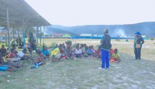 Para siswa SMP YPPK Waghete menjalani latihan sepak bola di Lapangan Timipotu, Deiyai, sebagai bagian dari persiapan menghadapi kompetisi GSI tingkat Provinsi Papua Tengah.