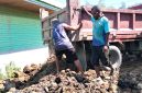 Tampak pemuda sedang timbun tanah di tempat kegiatan ret-ret Akbar Pemuda KINGMI 5 Kordinator.
