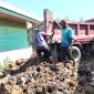 Tampak pemuda sedang timbun tanah di tempat kegiatan ret-ret Akbar Pemuda KINGMI 5 Kordinator. 