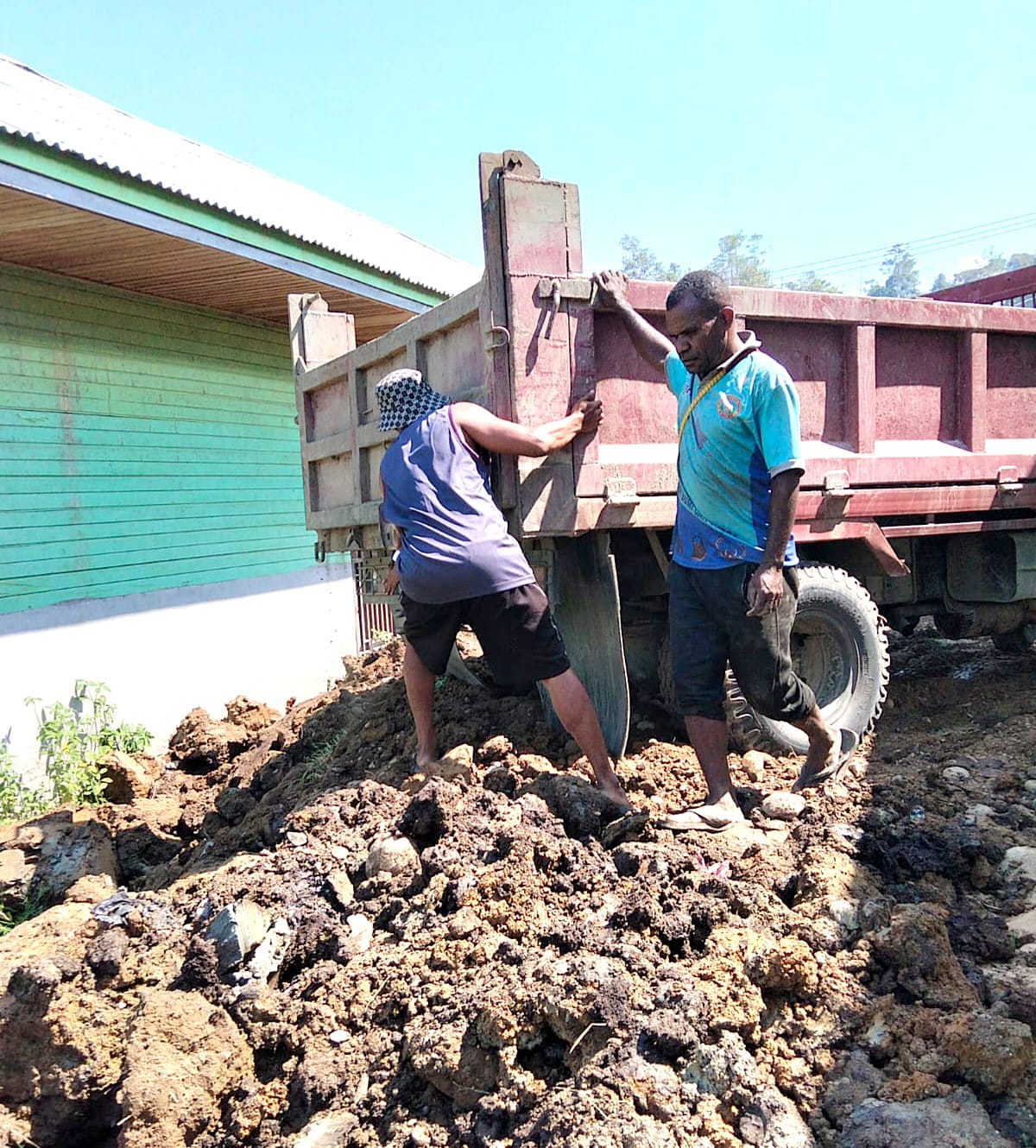 Tampak pemuda sedang timbun tanah di tempat kegiatan ret-ret Akbar Pemuda KINGMI 5 Kordinator.