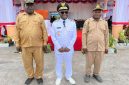 Bupati Deiyai, Melkianus Mote, menyerahkan penghargaan berupa sepeda motor kepada dua ASN rajin di Halaman Kantor Bupati Deiyai, Senin (17/8/2026), dalam rangka peringatan HUT ke-81 Kemerdekaan Republik Indonesia.