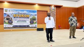 Bupati Deiyai Melkianus Mote, ST didampingi wakil Bupati Ayub Pigome saat menyampaikan sambutan dalam ibadah syukuran yang digelar Dinas Kesehatan atas akreditasi 10 Puskesmas dan RSUD Deiyai di Aula Tuyana, Rabu, 19/8/2026. 