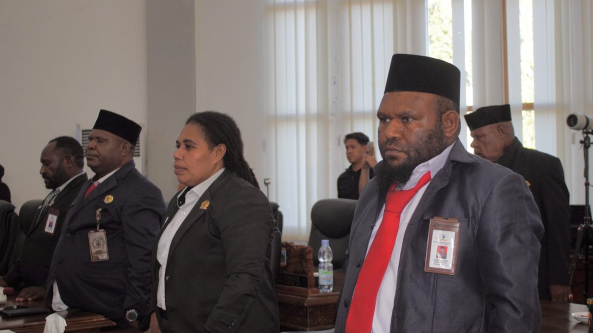 Donatus Mote dan sejumlah anggota DPRP PT dalam suatu acara resmi.