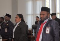 Donatus Mote dan sejumlah anggota DPRP PT dalam suatu acara resmi.