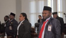 Donatus Mote dan sejumlah anggota DPRP PT dalam suatu acara resmi.