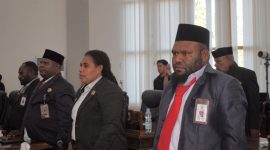 Donatus Mote dan sejumlah anggota DPRP PT dalam suatu acara resmi. 