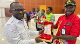 Kepala Puskesmas Waghete, Leander Mote, S.Kep., menerima penghargaan sebagai Kepala Puskesmas Terbaik Juara I Kabupaten Deiyai yang diserahkan Bupati Deiyai dalam acara syukuran di Aula Tuyana, Rabu (19/8/2026).