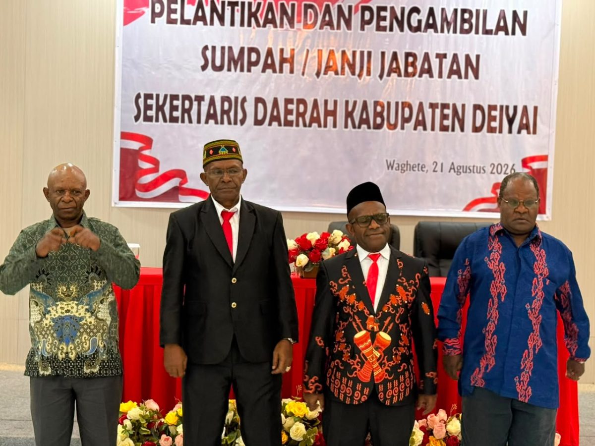 Foto bersama Ketua DPRD Gregorius Mote, Sekda yang baru dilantik Abrosius Eria, S.Pd, Bupati Deiyai Melkianus Mote, ST dan Wakil Ayub Pigome usai pelantikan dan pengambilan sumpah janji, Sabtu, 22/8/2026