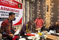Bupati Deiyai Melkianus Mote, ST., didampingi Asisten I, Ketua DPRD dan Perwakilan Kantor Wilayah Hukum Papua sedang tanda tangan sebuah Surat di Lprice Restaurant dan Lounge, Nabire, Jumat, 21/8/2026