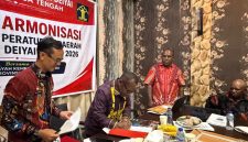 Bupati Deiyai Melkianus Mote, ST., didampingi Asisten I, Ketua DPRD dan Perwakilan Kantor Wilayah Hukum Papua sedang tanda tangan sebuah Surat di Lprice Restaurant dan Lounge, Nabire, Jumat, 21/8/2026