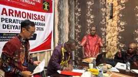 Bupati Deiyai Melkianus Mote, ST., didampingi Asisten I, Ketua DPRD dan Perwakilan Kantor Wilayah Hukum Papua sedang tanda tangan sebuah Surat di Lprice Restaurant dan Lounge, Nabire, Jumat, 21/8/2026