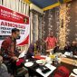 Bupati Deiyai Melkianus Mote, ST., didampingi Asisten I, Ketua DPRD dan Perwakilan Kantor Wilayah Hukum Papua sedang tanda tangan sebuah Surat di Lprice Restaurant dan Lounge, Nabire, Jumat, 21/8/2026