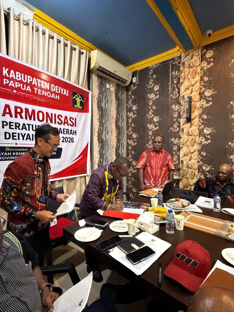 Bupati Deiyai Melkianus Mote, ST., didampingi Asisten I, Ketua DPRD dan Perwakilan Kantor Wilayah Hukum Papua sedang tanda tangan sebuah Surat di Lprice Restaurant dan Lounge, Nabire, Jumat, 21/8/2026