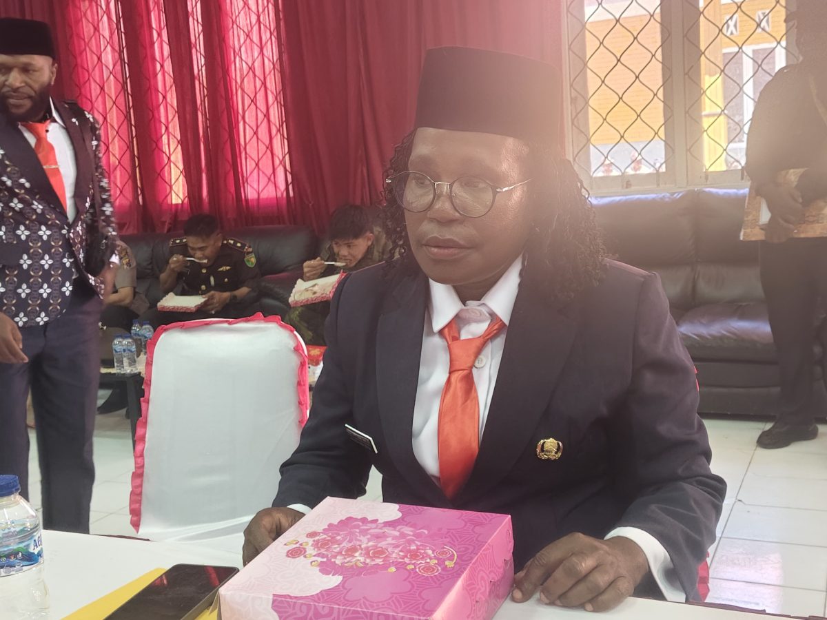 Anggota DPRD Kabupaten Deiyai jalur Otsus utusan Distrik Kapiraya, Anace Yuppy, meminta rencana pembangunan kota baru di Kapiraya dihentikan, persoalan tapal batas adat Suku Mee dan Suku Kamoro diselesaikan.
