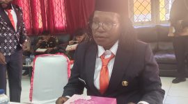 Anggota DPRD Kabupaten Deiyai jalur Otsus utusan Distrik Kapiraya, Anace Yuppy, meminta rencana pembangunan kota baru di Kapiraya dihentikan, persoalan tapal batas adat Suku Mee dan Suku Kamoro diselesaikan.