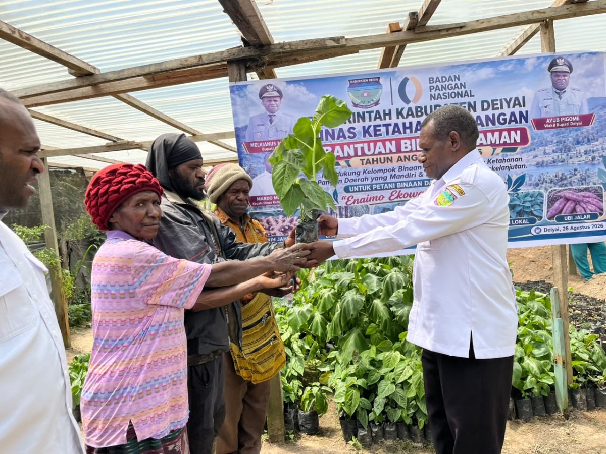 Asisten III Setda Kabupaten Deiyai Daniel Bunai menyerahkan bantuan bibit tanaman secara simbolis kepada masyarakat dan kelompok tani di Kampung Idege, Rabu (26/8/2026), sebagai bagian dari program penguatan ketahanan pangan daerah.