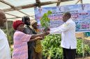 Asisten III Setda Kabupaten Deiyai Daniel Bunai menyerahkan bantuan bibit tanaman secara simbolis kepada masyarakat dan kelompok tani di Kampung Idege, Rabu (26/8/2026), sebagai bagian dari program penguatan ketahanan pangan daerah.