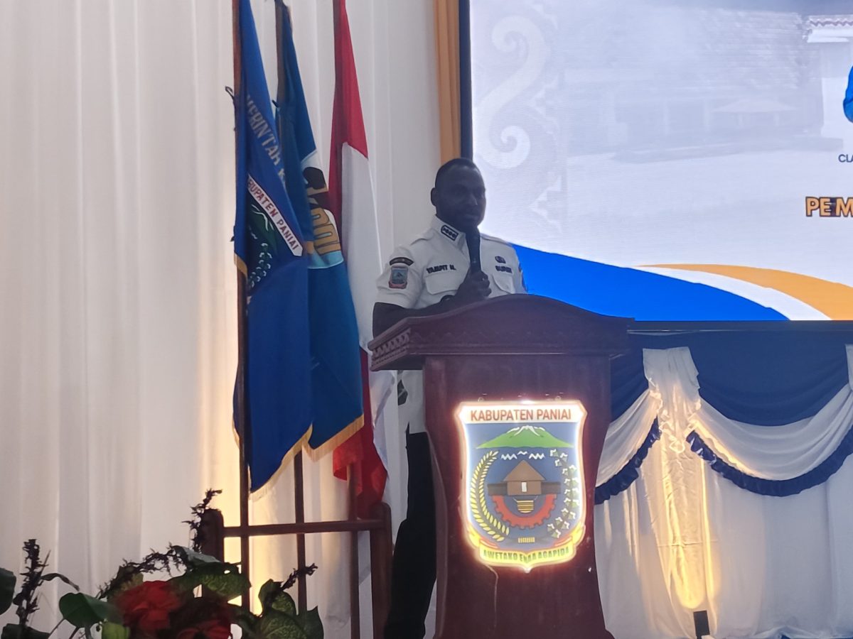 Bupati Paniai Yampit Nawipa saat memberikan sambutan dalam acara pelantikan DPD I KNPI Provinsi Papua Tengah di Aula kantor bupati Paniai, Rabu, 26/8/2026.
