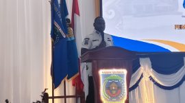 Bupati Paniai Yampit Nawipa saat memberikan sambutan dalam acara pelantikan DPD I KNPI Provinsi Papua Tengah di Aula kantor bupati Paniai, Rabu, 26/8/2026.