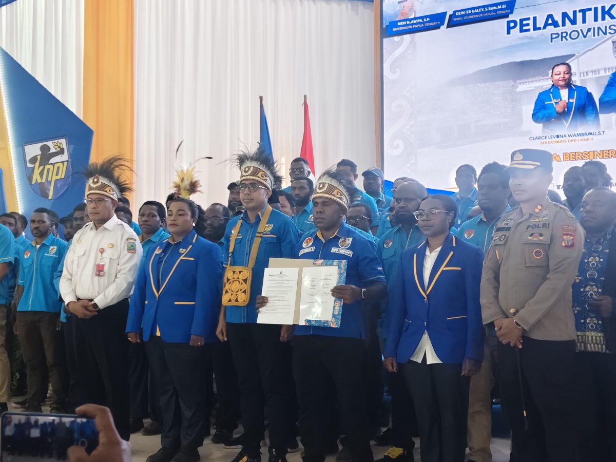 Sekjen DPP KNPI bersama Ketua DPD I KNPI Provinsi Papua Tengah Justinus Tebai dan jajaran pengurus usai pelantikan DPD I KNPI Provinsi Papua Tengah, Staf ahli, kapolres Paniai di Aula Kantor Bupati Paniai, Rabu (26/8/2026).