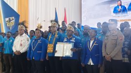 Sekjen DPP KNPI bersama Ketua DPD I KNPI Provinsi Papua Tengah Justinus Tebai dan jajaran pengurus usai pelantikan DPD I KNPI Provinsi Papua Tengah, Staf ahli, kapolres Paniai di Aula Kantor Bupati Paniai, Rabu (26/8/2026).