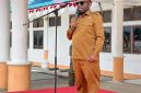 Bupati Deiyai Melkianus Mote, S.T., saat memimpin Apel Gabungan ASN, CPNS, PPPK dan THK2 di Halaman Kantor Bupati Deiyai, Senin (31/8/2026).