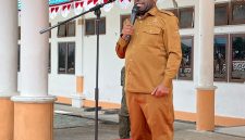 Bupati Deiyai Melkianus Mote, S.T., saat memimpin Apel Gabungan ASN, CPNS, PPPK dan THK2 di Halaman Kantor Bupati Deiyai, Senin (31/8/2026).