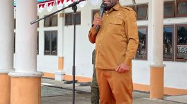 Bupati Deiyai Melkianus Mote, S.T., saat memimpin Apel Gabungan ASN, CPNS, PPPK dan THK2 di Halaman Kantor Bupati Deiyai, Senin (31/8/2026).