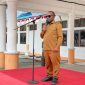 Bupati Deiyai Melkianus Mote, S.T., saat memimpin Apel Gabungan ASN, CPNS, PPPK dan THK2 di Halaman Kantor Bupati Deiyai, Senin (31/8/2026).