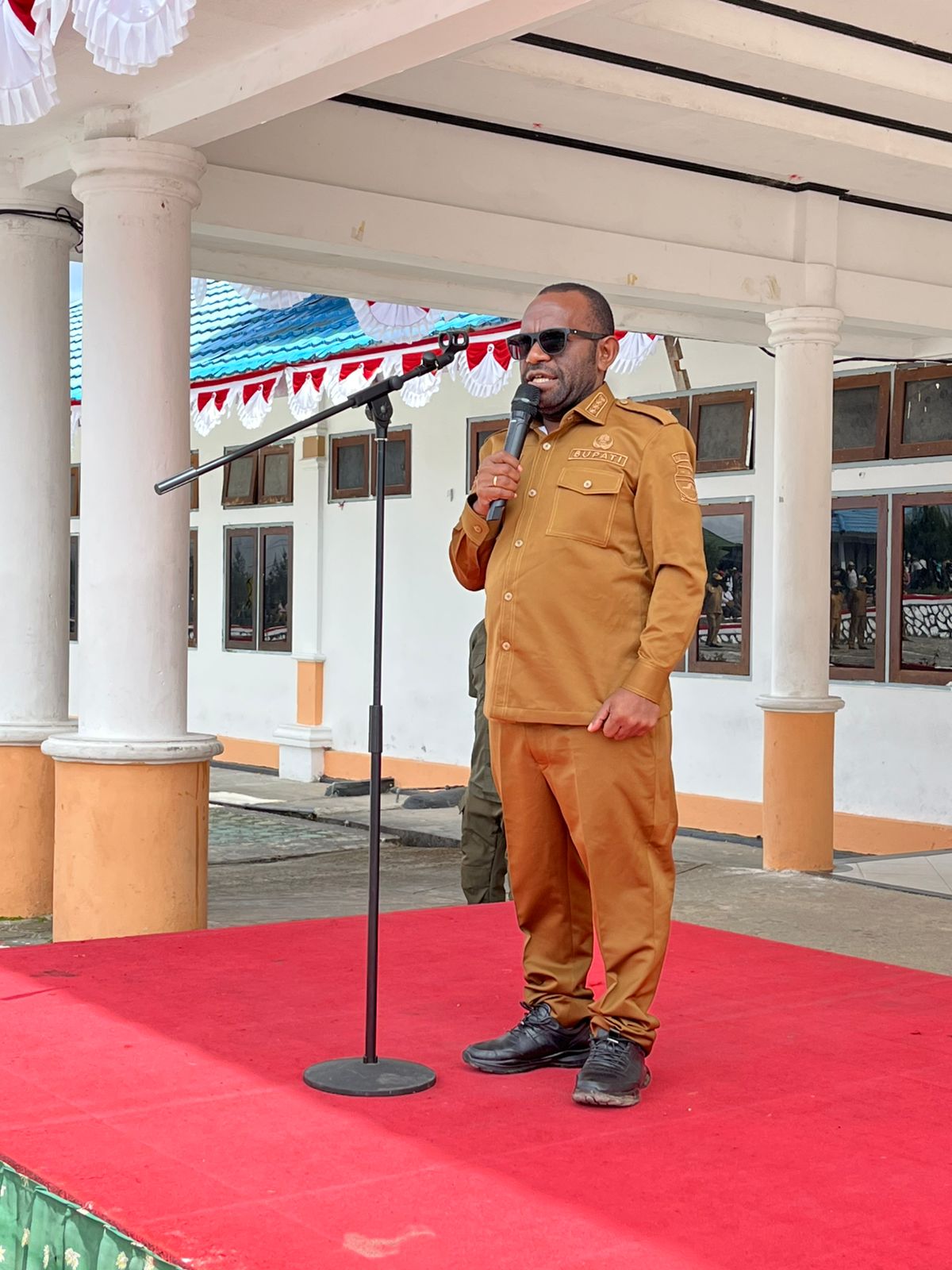 Bupati Deiyai Melkianus Mote, S.T., saat memimpin Apel Gabungan ASN, CPNS, PPPK dan THK2 di Halaman Kantor Bupati Deiyai, Senin (31/8/2026).